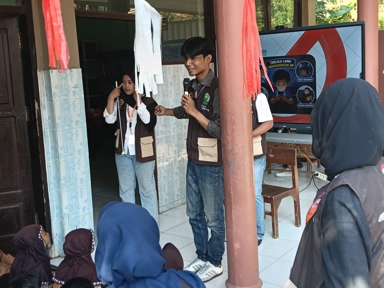 Literasi Digital Mahasiswa KKN Unmer Kelompok 10 Sosialisasikan Internet Sehat di SDN 03 Bedalisodo