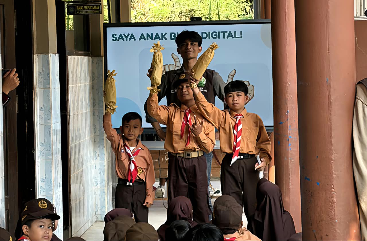 Literasi Digital Mahasiswa KKN Unmer Kelompok 10 Sosialisasikan Internet Sehat di SDN 03 Bedalisodo