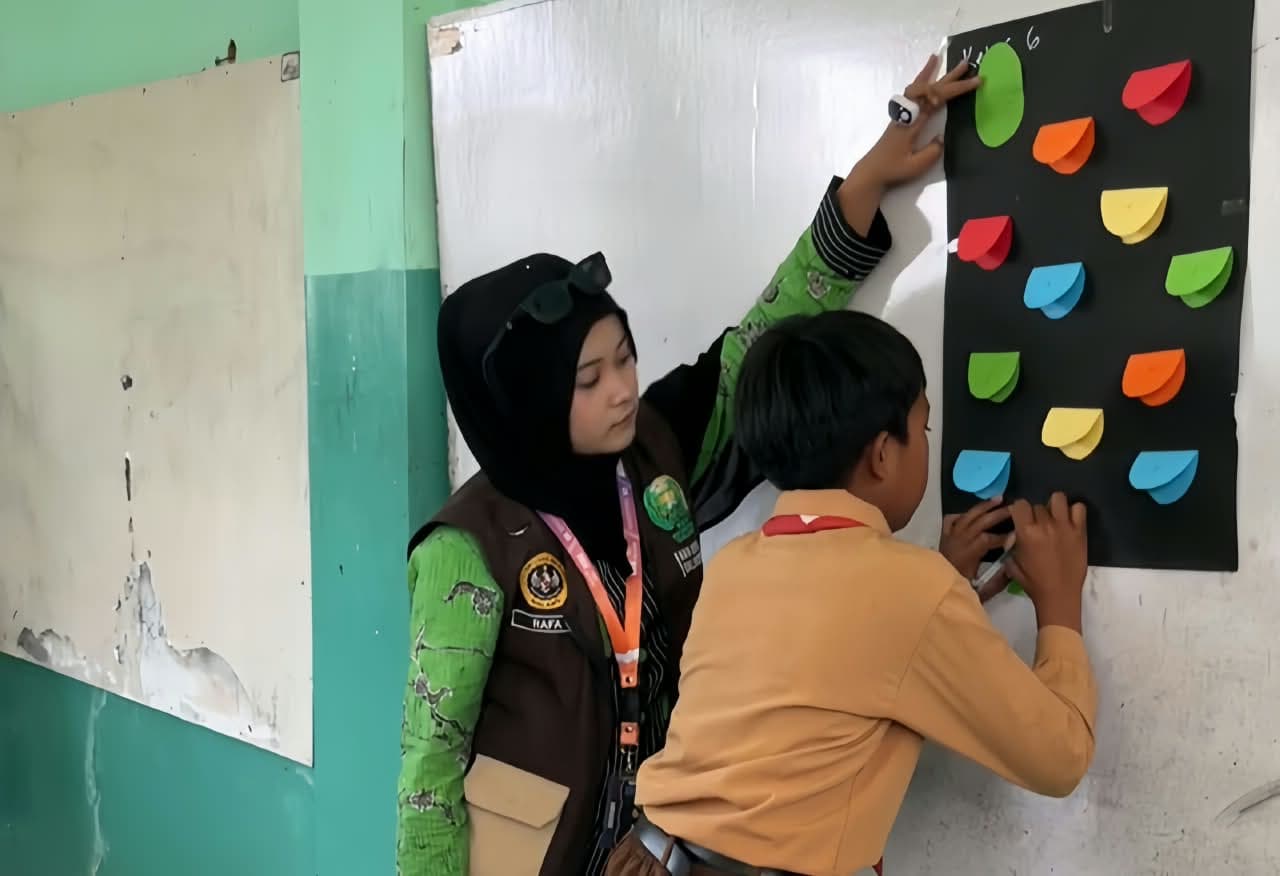 Mahasiswa KKN Unmer Kelompok 10 Melakukan Bimbingan Numerik Pada SDN 03 Bedalisodo