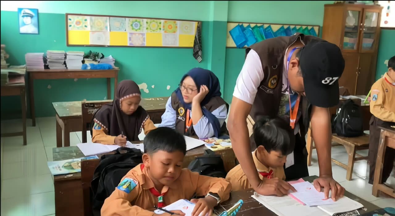 Mahasiswa KKN Unmer Kelompok 10 Gelar Bimbingan Numerik di SDN 03 Bedalisodo